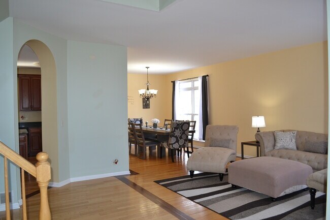 Building Photo - 668 Treetop Ln