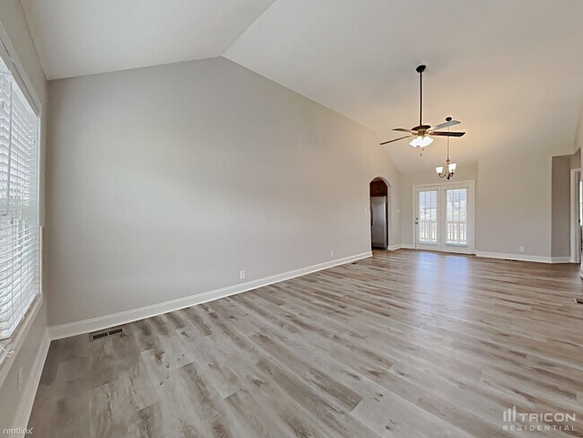 Building Photo - 609 Hollow Crest