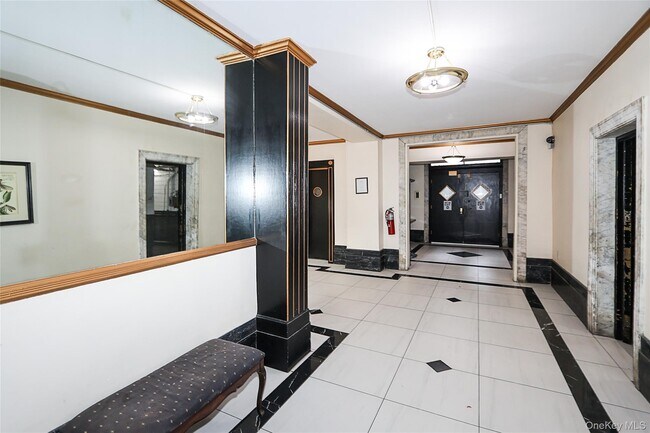 Foto del edificio - 115-25 Metropolitan Ave