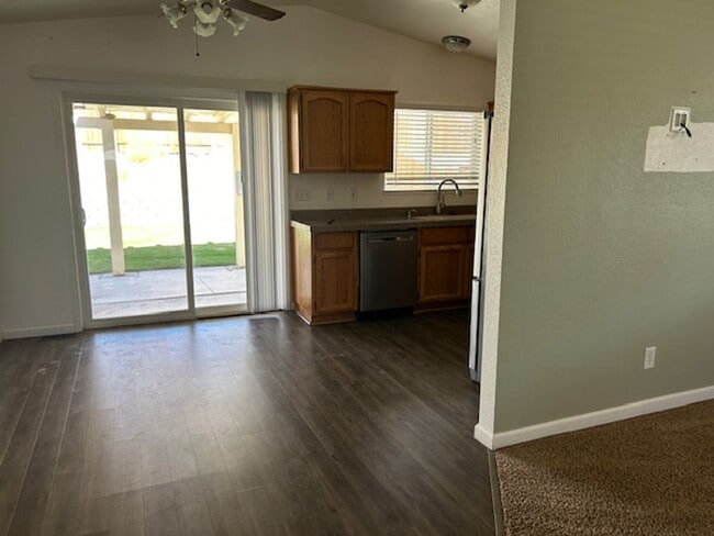 Building Photo - Charming 3-Bedroom Home with Mountain View...
