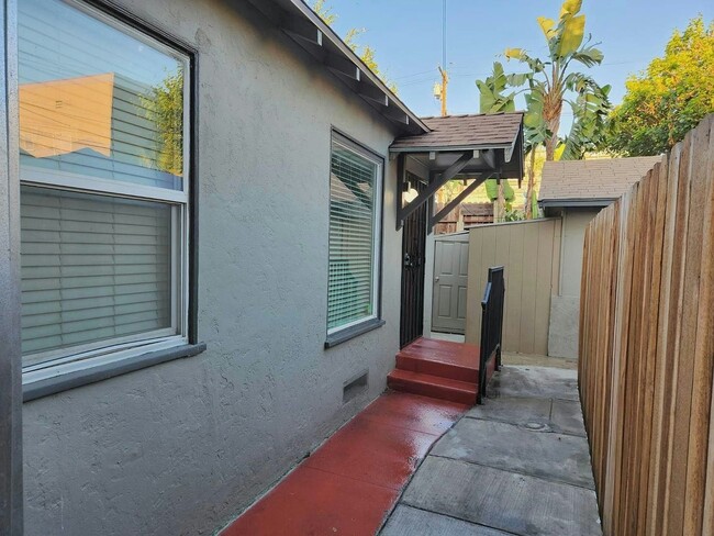 Foto del edificio - 233 W 10th St