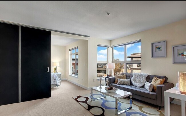 Foto del edificio - MOVE IN SPECIAL! One month off - Move in by 1/1/26 - TOP FLOOR UNIT, 1bd/1ba available now- 1 Par...