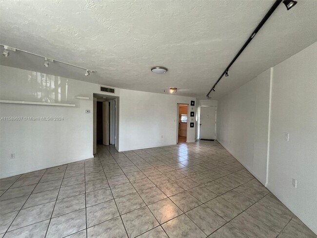 Foto del edificio - 1475 NE 125th Terrace
