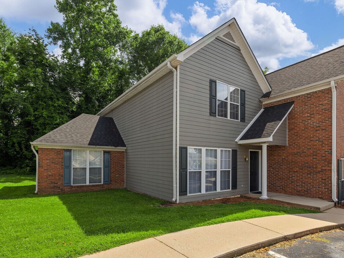 Primary Photo - Freshly Renovated 3 BR, 2 BA Townhome Cent...