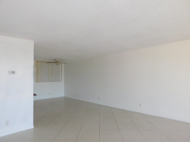 Building Photo - 6979 Palm Ct