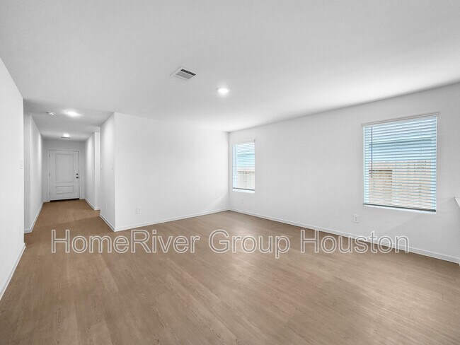 Foto del edificio - 16480 Blossom Grv Dr