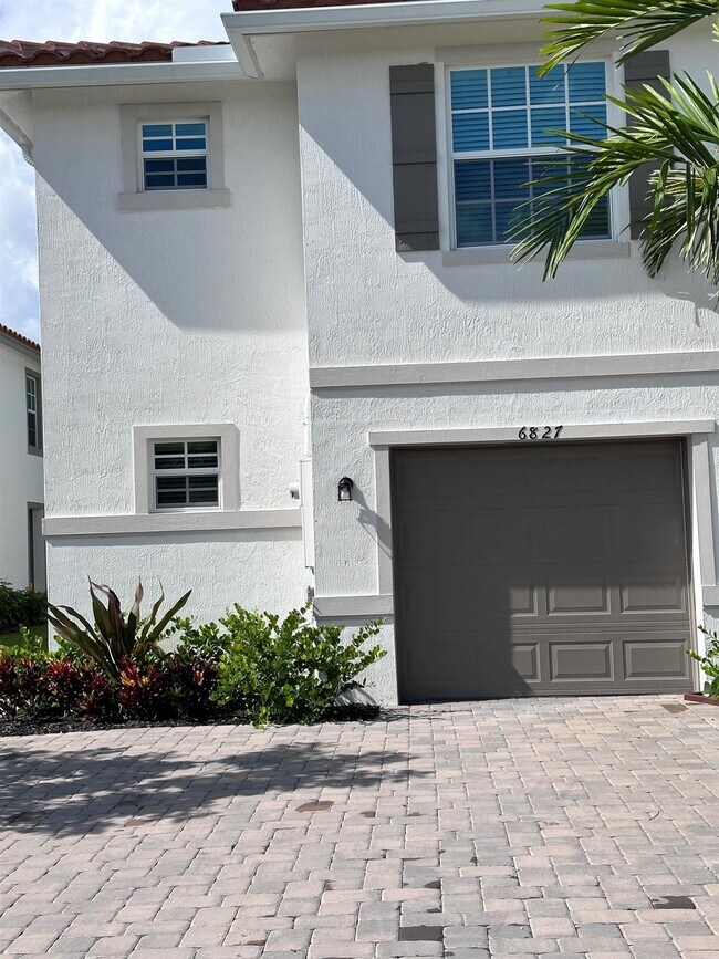 Foto del edificio - 6827 Broadwater Ln