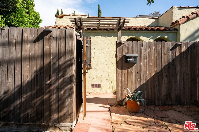 Foto del edificio - 3106 Silver Lake Blvd