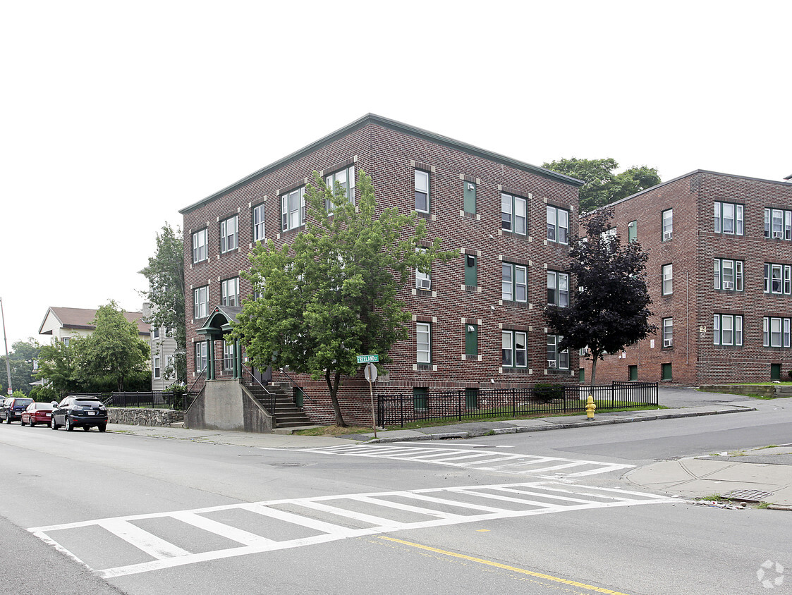 Building Photo - 983-985 Main St