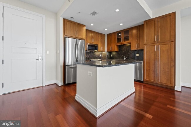 Foto del edificio - 8220 Crestwood Heights Dr