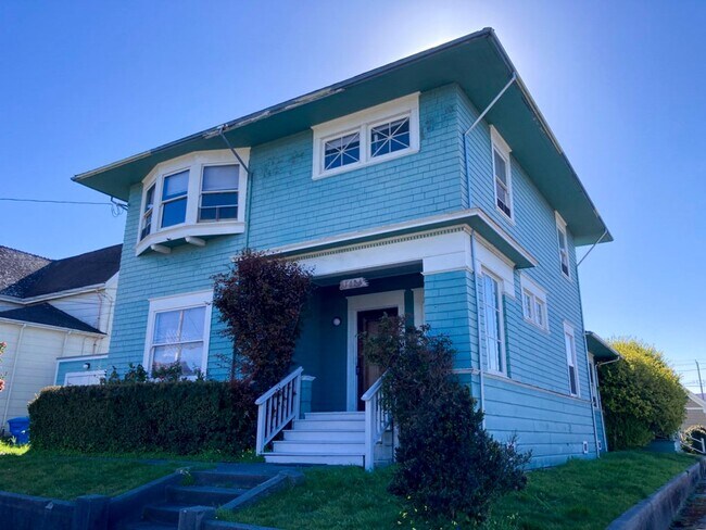 Foto del edificio - This pet-friendly colonial-style home features very large rooms!