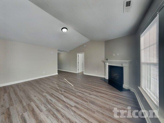 Foto del edificio - 3345 Deerbrook Dr