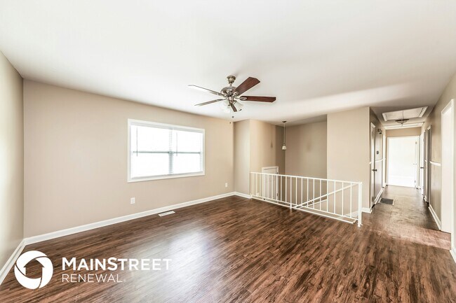 Foto del edificio - 245 Foxglen Rd