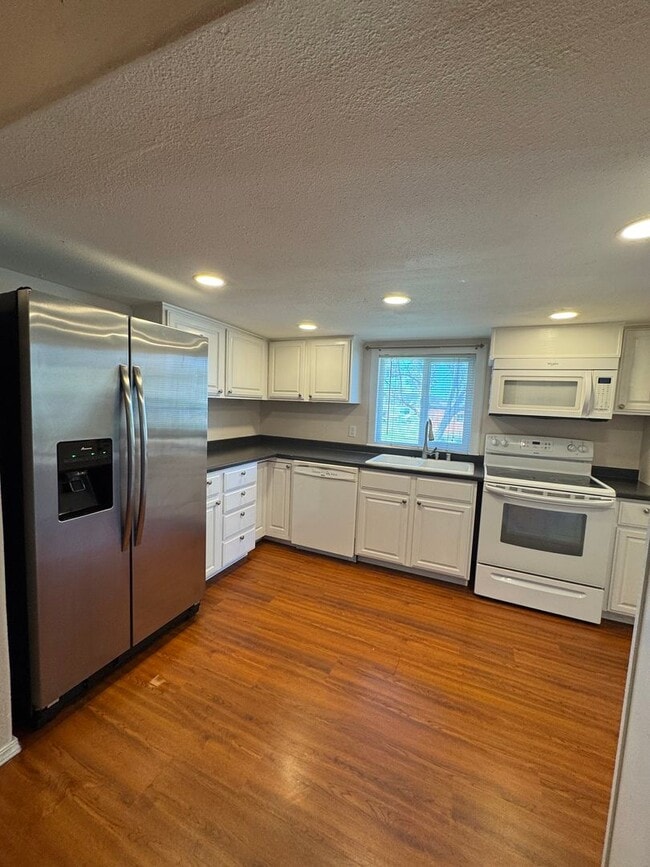 Building Photo - Adorable Renovated Farmhouse!