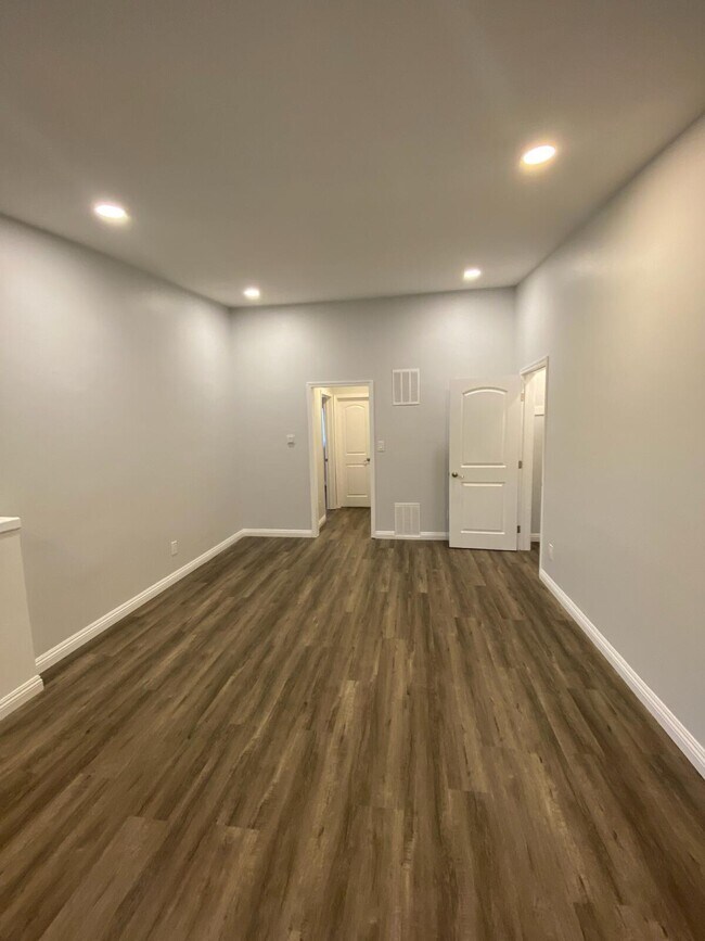 Building Photo - 439 S St Andrews Pl