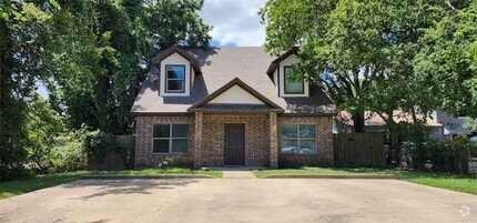 Building Photo - 226 Lynn Dr