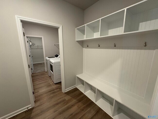 Building Photo - 209 Saddle St