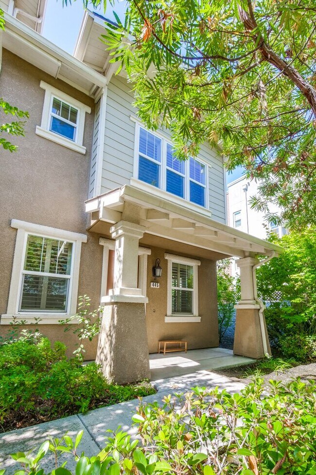 Foto del edificio - $4060 3 bedroom 2.5 bath Townhome-Unit occ...