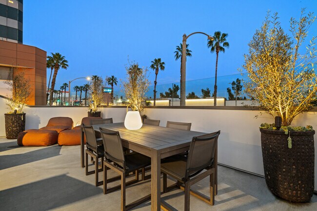 Building Photo - 2729 Wilshire Blvd