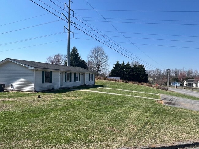 Building Photo - 155 Tamarack Dr