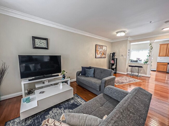 Foto del edificio - Lovely Tri-Level 3 Bedroom 2 Bathroom And ...