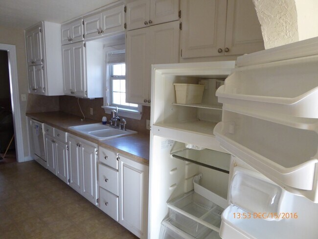 Foto del edificio - Large corner lot, across from park