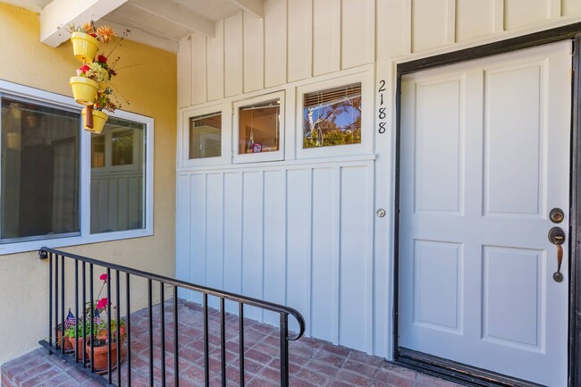 Foto del edificio - 2188 Beverly Glen Pl