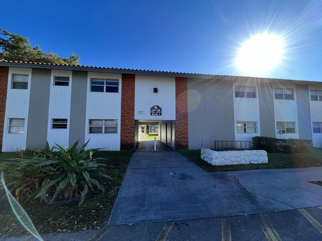 1201 SW 50th Ave, North Lauderdale, FL 33068 Townhome Rentals in