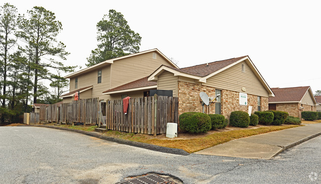 Building Photo - Quail Hollow