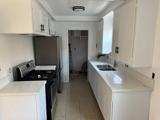 Building Photo - 1310 W 89th St