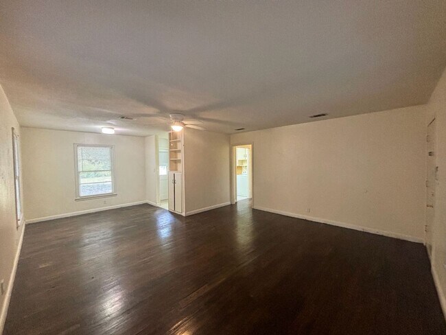 Building Photo - Brentwood Bungalow Available Aug 1!