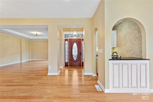 Building Photo - 13 W Augusta Ct