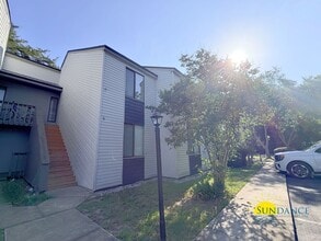 Building Photo - 128 Elm Ave SE