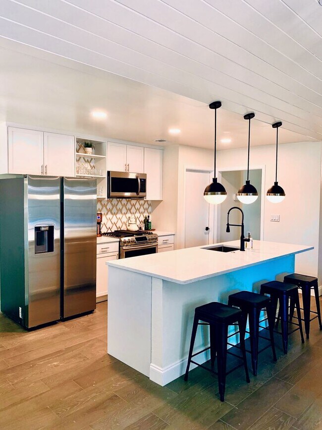 Building Photo - *** Near Domain * Stunning 4 Bedroom House...