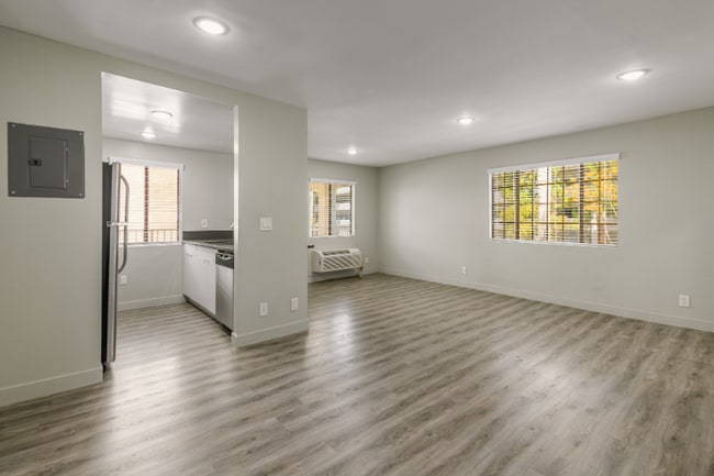 Building Photo - 1535 N Kenmore Ave