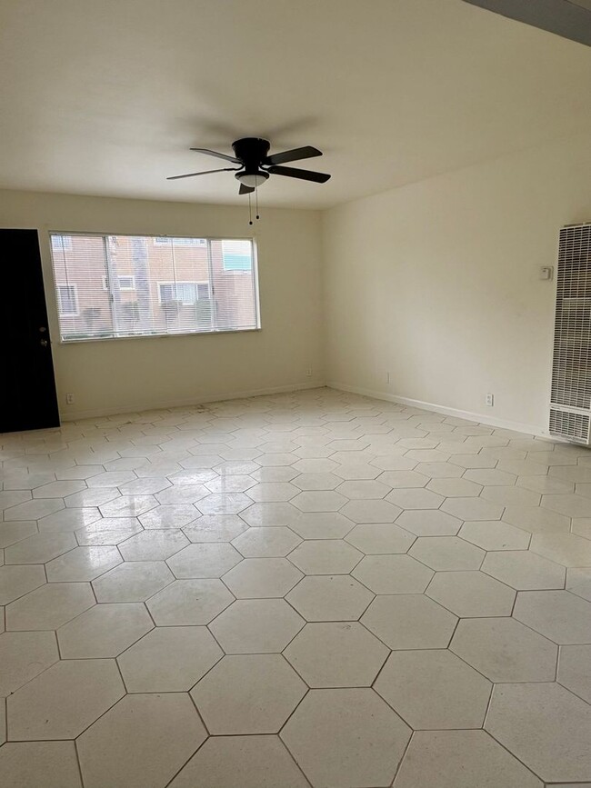 Building Photo - 1951 N Ventura Rd