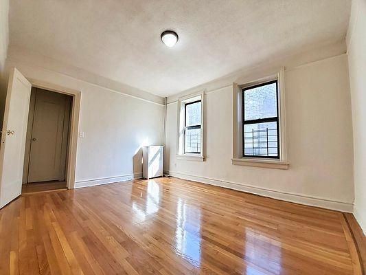 Foto del edificio - 3 bedroom in BRONX NY 10463