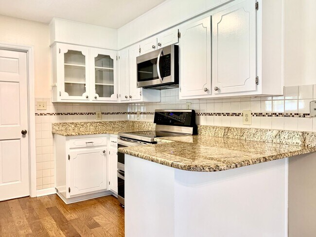 Foto del edificio - Charming Updated Home, Quiet Street Near Base, Fenced Yard!