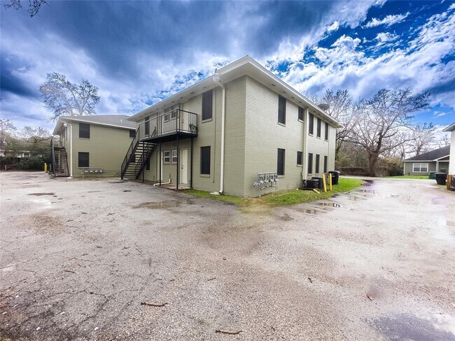 Building Photo - 5025 Park Dr