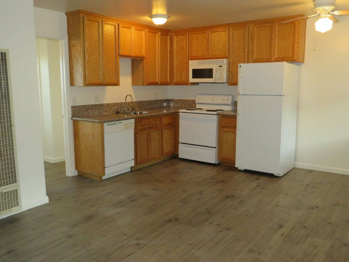 336 E Sycamore St Unit 336B E. Sycamore St., Willows, CA 95988 Room