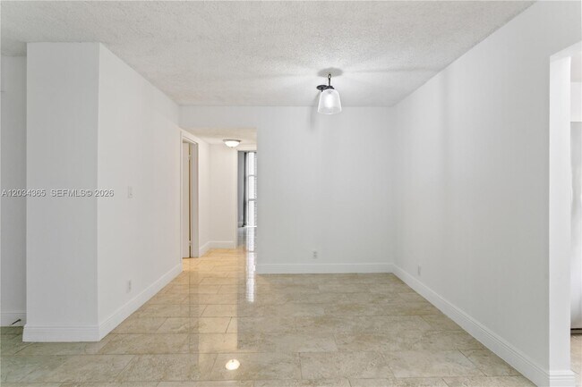 Foto del edificio - 17021 N Bay Rd