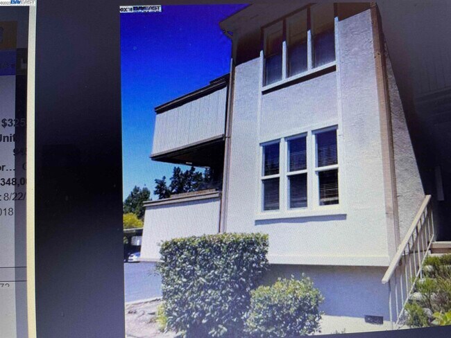Foto del edificio - 395 Camelback Rd