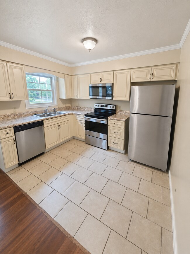 Foto del edificio - Bright 3-Bedroom Cookeville Home with Hardwood Floors & Covered Porch