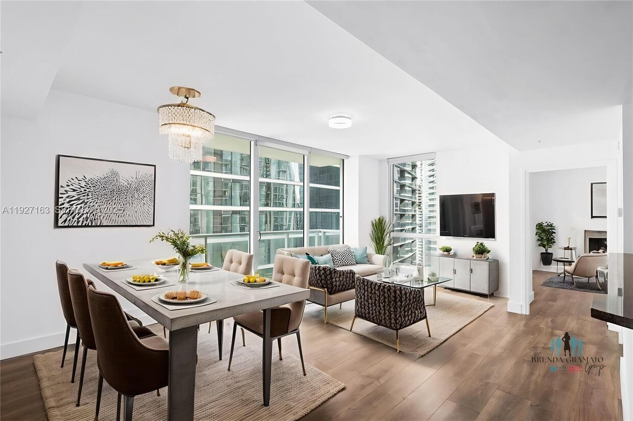 Foto principal - 300 S Biscayne Blvd