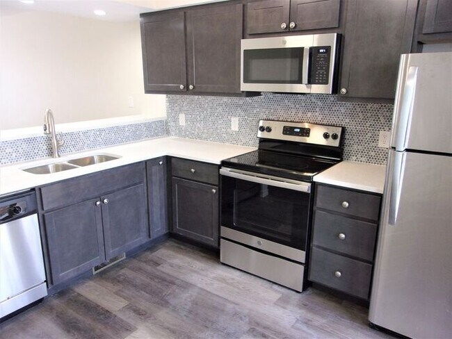 Foto del edificio - 2 BED 1.5 BATH TOWN HOME IN WARR ACRES/BET...
