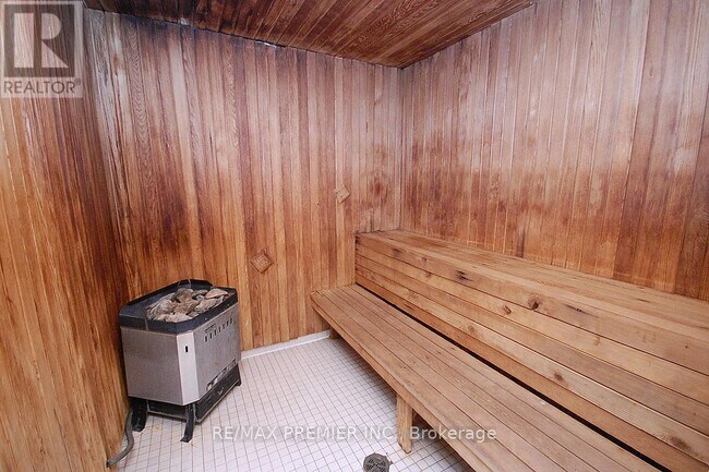 Photo du bâtiment - 350-2350 Rathburn Rd W
