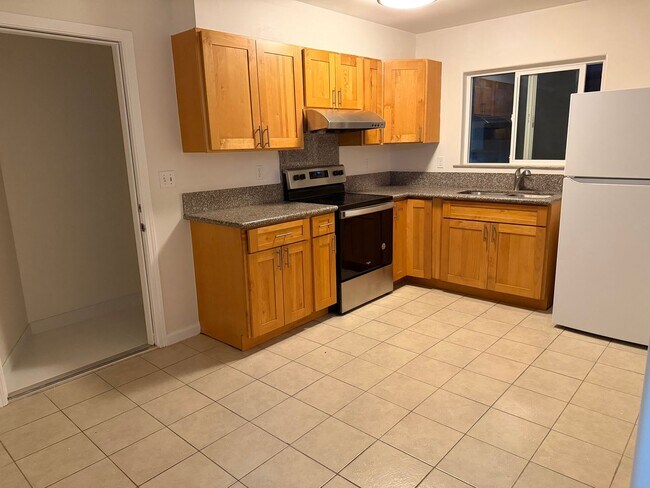 Foto del edificio - 2 bedroom 1.5 bath duplex Great location!