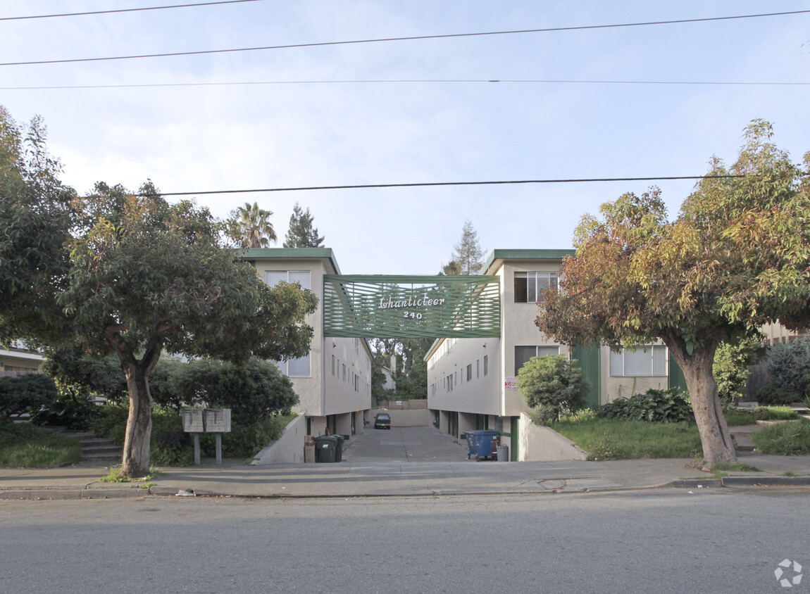 Primary Photo - Chanticleer Apartments