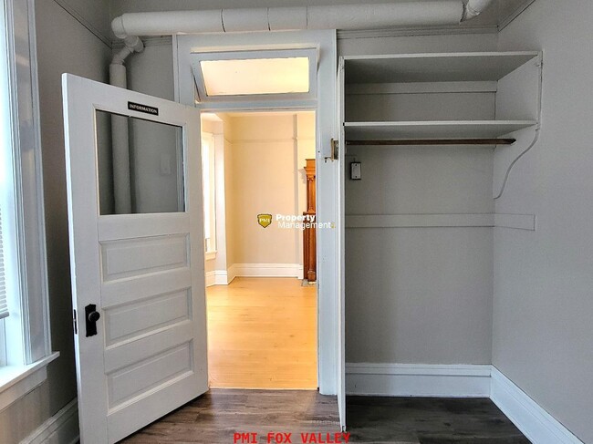 Building Photo - 4 or 5 Bedroom Upper Luxury Apartment with Custom Fireplace in Historic Building