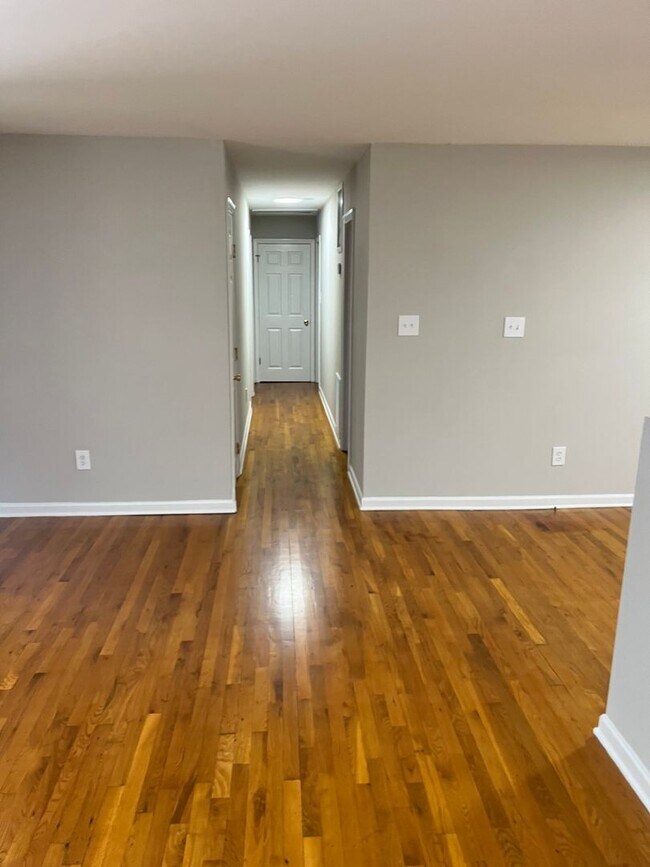 Building Photo - 302 Hickory Forest Rd